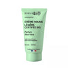 Born to Bio Light Hand Cream: vihreä Born to Bio Light Hand Cream -tuubi aaloetuoksulla, 50 ml, ranskan- ja englanninkielinen teksti sekä Ranskan lippu alaosassa; tuubi seisoo pystyssä mattapinnalla ja pyöristetyllä korkilla; groteskikirjasin; etiketissä brändinimi ja tuoksukuvaus; tausta on valkoinen pehmeällä valaistuksella, ei ihmisiä tai käsiä näkyvissä, lähikuva kokonaan kehyksessä.