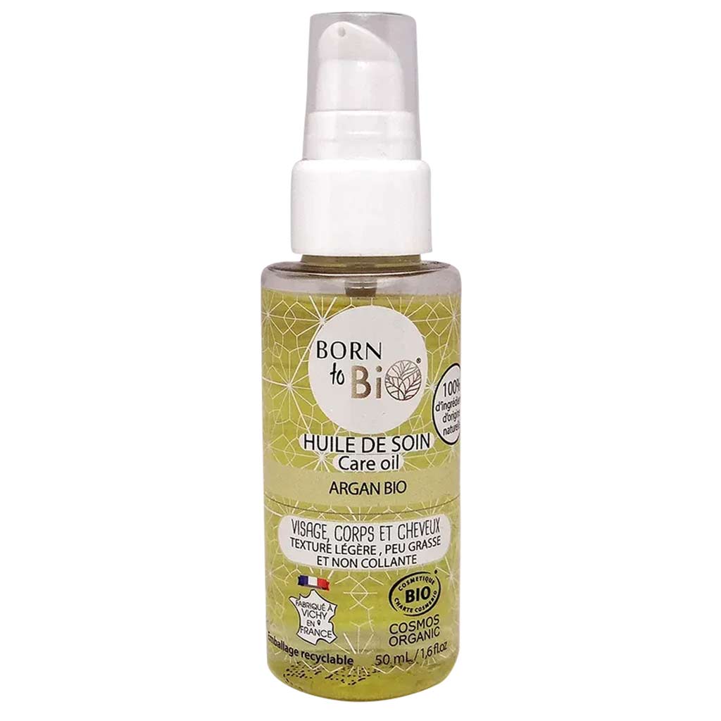50 ml:n kirkas muovipullo, jossa lukee Born to Bio Luomu Arganöljy, mustalla pumppuannostelijalla, pystyasennossa; pullo lieriömäinen kiiltäväpinnalla; etiketissä vihreää ja oranssia väriä, pyöreää groteskikirjasinta ja teksti käytöstä kasvoille, vartalolle ja hiuksille; tausta valkoinen, ei ihmisiä tai toimintaa näkyvissä. Pumppuannostelijalla varustettu, kevyeen ja rasvaamattomaan hoitoon sopiva luomuarganöljy.