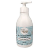 Valkoinen Born to Bio Fragrance-Free Hand Wash Gel -muovipullo pumppuannostelijalla; pullo mattapintainen ja lieriömäinen; etusivulla sininen suorakulmainen etiketti selkeällä ranskan- ja englanninkielisellä tekstillä, päätekstissä lihavoitu groteskikirjasin; näkyvissä merkintä 300 ml; ei ihmisiä tai käsiä näkyvissä; tausta yksinkertainen, studiokuva.