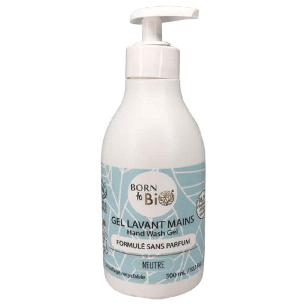 Valkoinen Born to Bio Fragrance-Free Hand Wash Gel -muovipullo pumppuannostelijalla; pullo mattapintainen ja lieriömäinen; etusivulla sininen suorakulmainen etiketti selkeällä ranskan- ja englanninkielisellä tekstillä, päätekstissä lihavoitu groteskikirjasin; näkyvissä merkintä 300 ml; ei ihmisiä tai käsiä näkyvissä; tausta yksinkertainen, studiokuva.