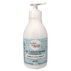 Valkoinen Born to Bio Fragrance-Free Hand Wash Gel -muovipullo pumppuannostelijalla; pullo mattapintainen ja lieriömäinen; etusivulla sininen suorakulmainen etiketti selkeällä ranskan- ja englanninkielisellä tekstillä, päätekstissä lihavoitu groteskikirjasin; näkyvissä merkintä 300 ml; ei ihmisiä tai käsiä näkyvissä; tausta yksinkertainen, studiokuva.