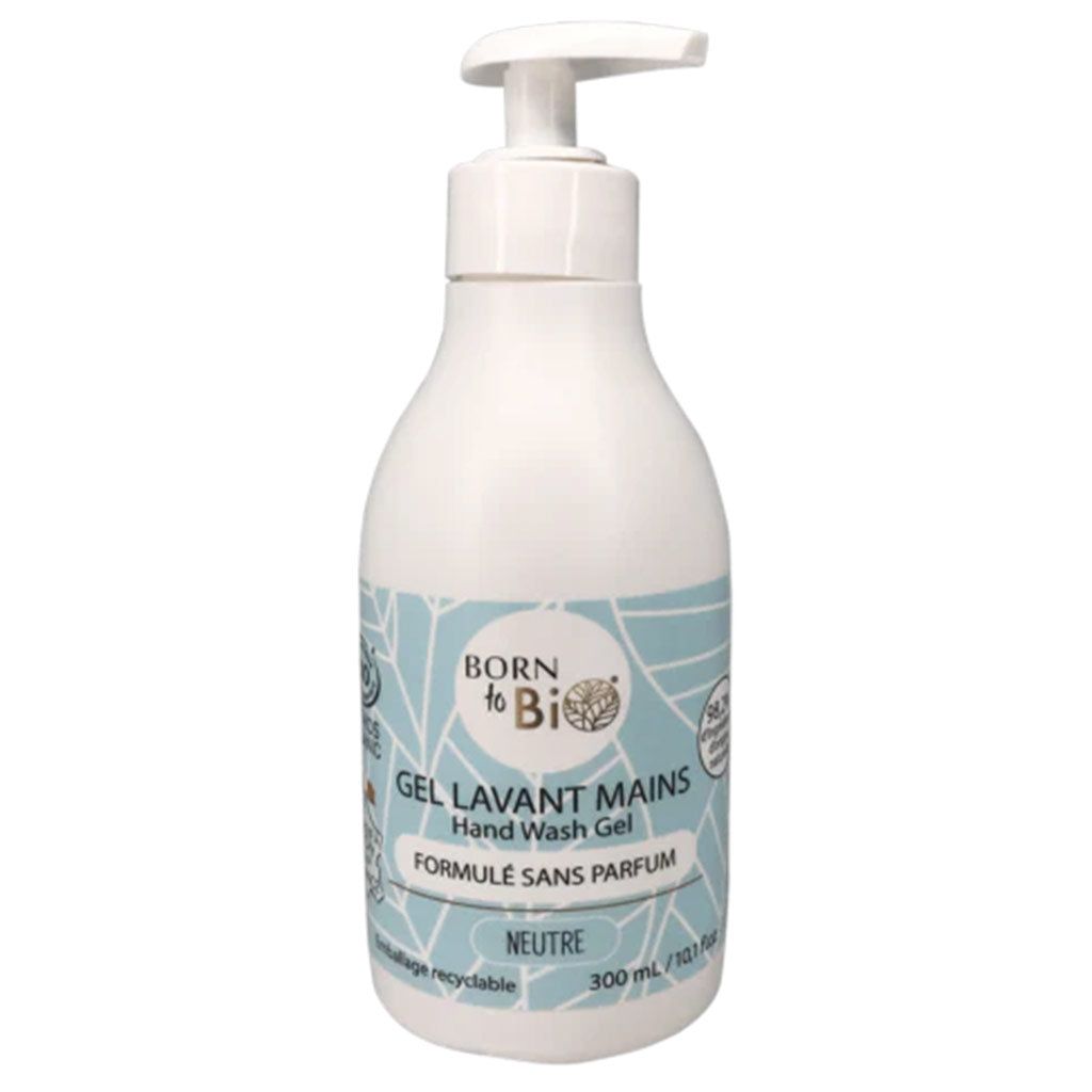 Valkoinen Born to Bio Fragrance-Free Hand Wash Gel -muovipullo pumppuannostelijalla; pullo mattapintainen ja lieriömäinen; etusivulla sininen suorakulmainen etiketti selkeällä ranskan- ja englanninkielisellä tekstillä, päätekstissä lihavoitu groteskikirjasin; näkyvissä merkintä 300 ml; ei ihmisiä tai käsiä näkyvissä; tausta yksinkertainen, studiokuva.