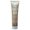 Born to Bio -luomu-BB-voideputkilo sävyssä N°01 Light Beige; pakkaus vaaleanruskea mattapinnalla ja kukkakuvioin yläreunassa; etusivulla teksti MAKE UP CERTIFIÉ BIO lihavoiduilla groteskikirjaimilla, kaksi sertifikaattilogoa alaosassa, koko merkitty 25 ml:ksi; ei ihmisiä kuvassa, tausta yksinkertainen ja tasainen.