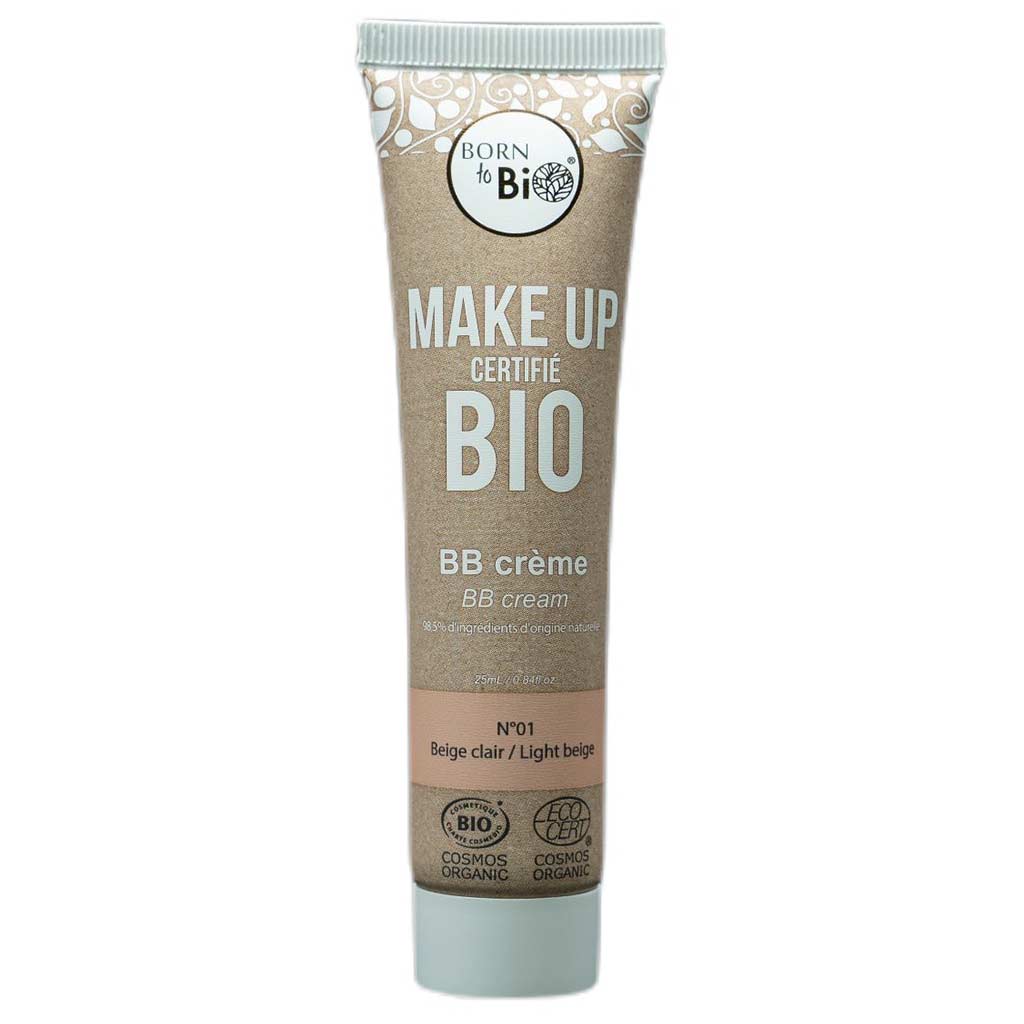 Born to Bio -luomu-BB-voideputkilo sävyssä N°01 Light Beige; pakkaus vaaleanruskea mattapinnalla ja kukkakuvioin yläreunassa; etusivulla teksti MAKE UP CERTIFIÉ BIO lihavoiduilla groteskikirjaimilla, kaksi sertifikaattilogoa alaosassa, koko merkitty 25 ml:ksi; ei ihmisiä kuvassa, tausta yksinkertainen ja tasainen.