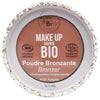 Pyöreä Born to Bio -luomuaurinkopuuteripurkki, merkitty MAKE UP CERTIFIÉ BIO ja Poudre Bronzante Bronzer, sisältäen luomusertifikaattilogoja ja korostaen luonnollisia raaka-aineita; purkki mattapintainen maanläheisissä väreissä; etikettiteksti selkeällä groteskikirjasimella; ei ihmisiä tai käsiä näkyvissä; tuote kuvattu valkoisella taustalla lähikuvassa.