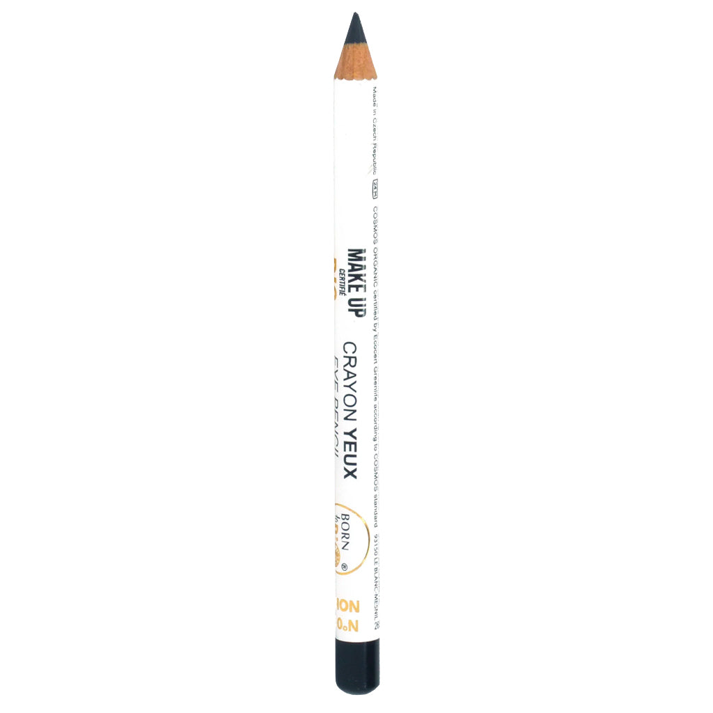 Valkoinen Born to Bio -meikkisilmäkynä mustalla kärjellä, merkitty MAKE UP ja CRAYON YEUX, seisoo pystyssä valkoisella taustalla; kynä lieriömäinen sileäpintainen mattaviimeistelyllä; musta groteskiteksti kulkee pystysuunnassa sivulla kahtena erillisenä rivinä; ei ihmisiä, käsiä tai muita esineitä kuvassa; kuva edestäpäin ja keskitetty.