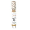 Born to Bio -luomunestemäisen peitevoiteen putkilo sävyssä beige sable seisoo pystyssä, lieriömäinen ja beige mattarunko sekä kiiltävä korkki beigen ja valkoisen kuvioinnilla; etiketissä tuotenimi, sertifikaatti ja sävy painettuna selkeällä groteskikirjasimella; ei ihmisiä tai käsiä näkyvissä; tausta valkoinen ja tasaisesti valaistu.