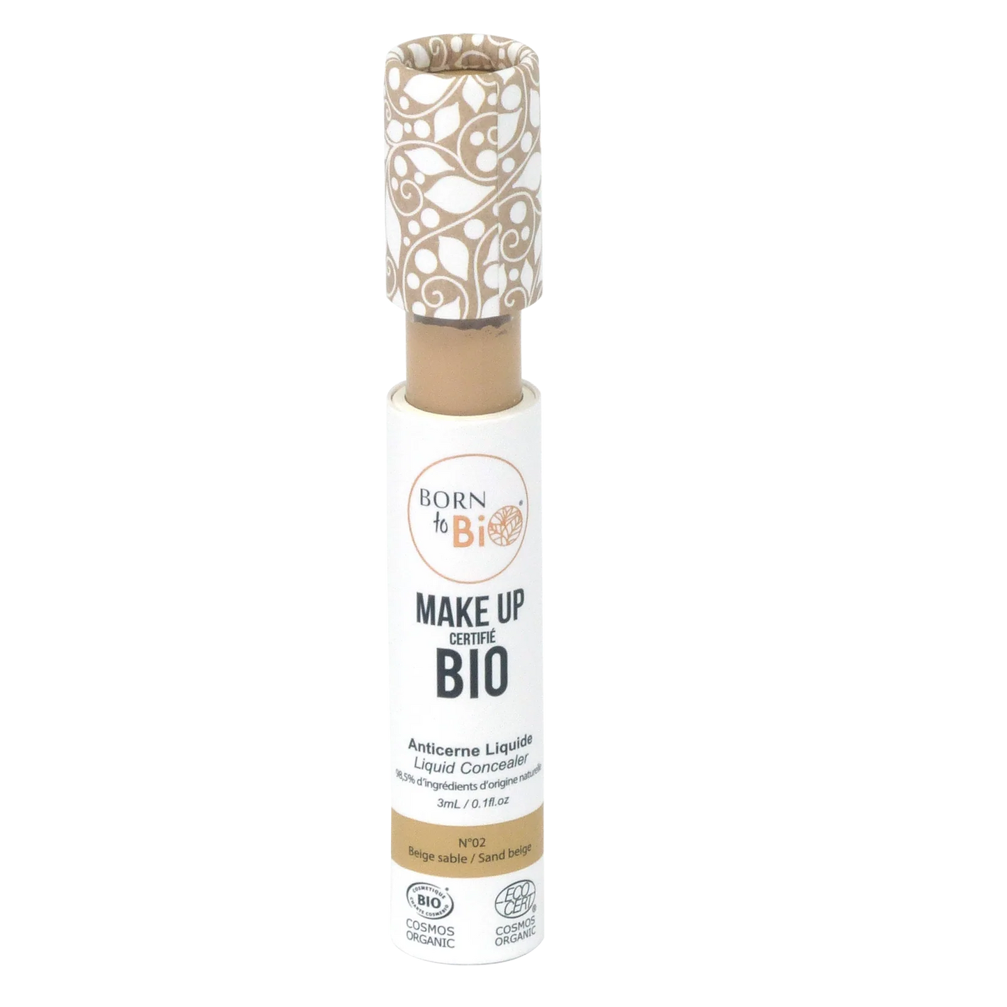 Born to Bio -luomunestemäisen peitevoiteen putkilo sävyssä beige sable seisoo pystyssä, lieriömäinen ja beige mattarunko sekä kiiltävä korkki beigen ja valkoisen kuvioinnilla; etiketissä tuotenimi, sertifikaatti ja sävy painettuna selkeällä groteskikirjasimella; ei ihmisiä tai käsiä näkyvissä; tausta valkoinen ja tasaisesti valaistu.