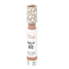 Born to Bio -nestemäisen peitevoiteen putkilo kuvioidulla korkilla, merkitty luomumeikiksi sävyssä 03 Natural Pink Beige, esitellen puhtaan kauneuden hyötyjä valkoisella taustalla; putkilo lieriömäinen kiiltäväpinnalla; korkissa toistuvia graafisia elementtejä eri väreissä; etikettitypografia groteskia; ei ihmisiä tai käsiä näkyvissä kuvassa.