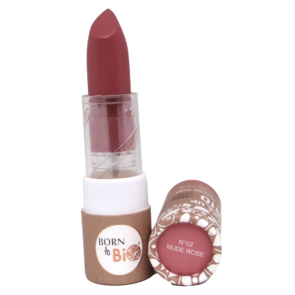 Born to Bio -huulipunaputkilo sävyssä No. 02 Nude Rose luomuraaka-aineilla; huulipuna avattuna näyttää kiinteän roosanudensävyisen värin kermaisella pinnalla ja pyöristetyllä luodinkärjellä; korkki aseteltu putkilon viereen näyttäen sävyn nimen selkeällä groteskikirjasimella; molemmat osat vaaleansävyisiä mattapintaisia; tausta yksinkertainen ilman rekvisiittaa tai ihmisiä.
