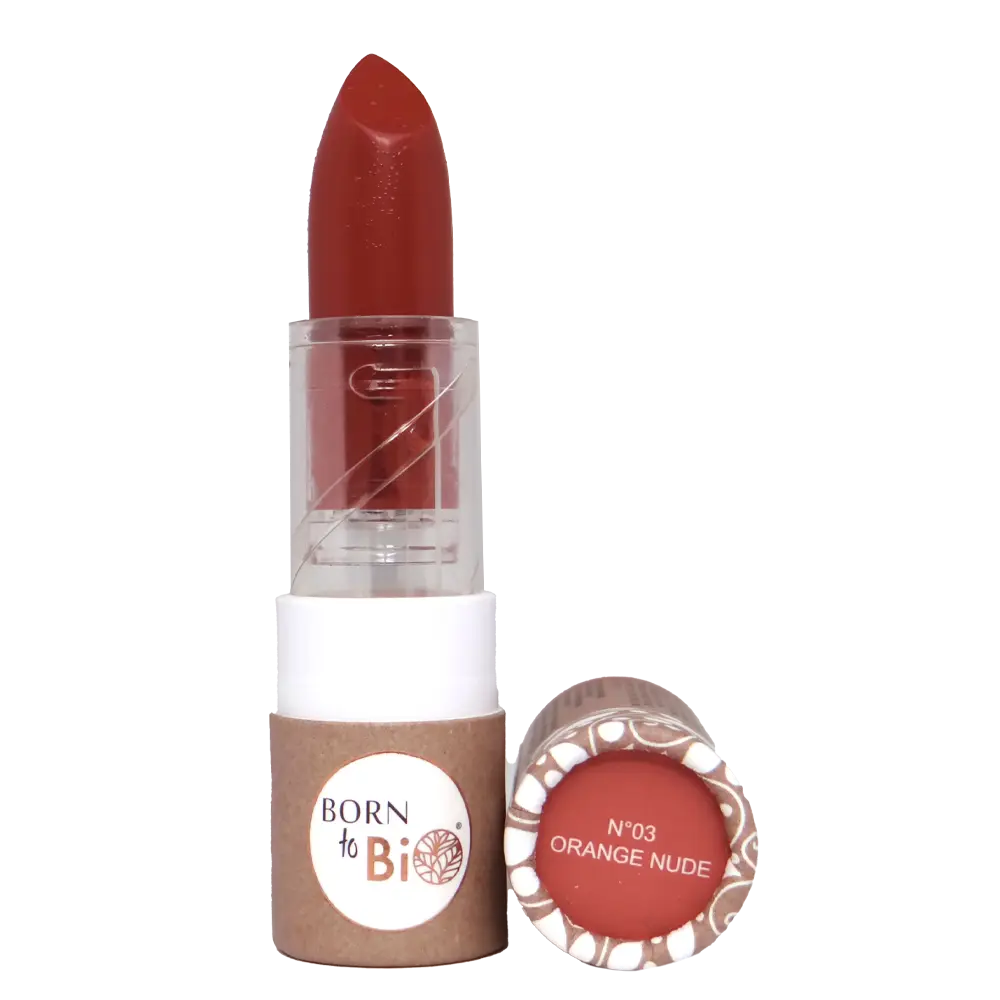 Born to Bio -luomuhuulipunaputkilo sävyssä N°03 Orange Nude, seisoo pystyssä korkki irrotettuna, etiketti näkyvissä sivulla ja pohjassa; huulipuna lieriömäinen, muovinen mattaviimeistely, oranssinnude-värinen tuote näkyy yläosassa; luettava etiketti sisältää brändinimen ja sävynumeron; tausta valkoinen ilman ihmisiä tai rekvisiittaa.