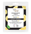 Born to Bio Purity Face Mask -pakkaus sitruunaviipalein ja minttulehdellä mustaa taustaa vasten; joustava pussipakkaus mattavalkoinen vihrein yksityiskohdin ja pyöristetyin kulmin; yksinkertainen groteskikirjasin brändinimelle ja tuotetiedoille; näkyvissä luomusertifikaattimerkinnät ja luonnollisten raaka-aineiden luettelo; ei ihmisiä tai käsiä näkyvissä kuvassa.