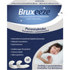 Bruxeeze Night Guard Purentakisko: Bruxeze-purentakiskorasia, jossa kuva nukkuvasta naisesta, tuotetietoa suomeksi ja ruotsiksi sekä kuva kahdesta läpinäkyvästä purentakiskosta rasian alaosassa; rasia on suorakulmainen kiiltäväpinnalla, teksti groteskikirjasimella, pääväreinä sininen ja valkoinen; lähikuva tuotteesta neutraalia taustaa vasten.