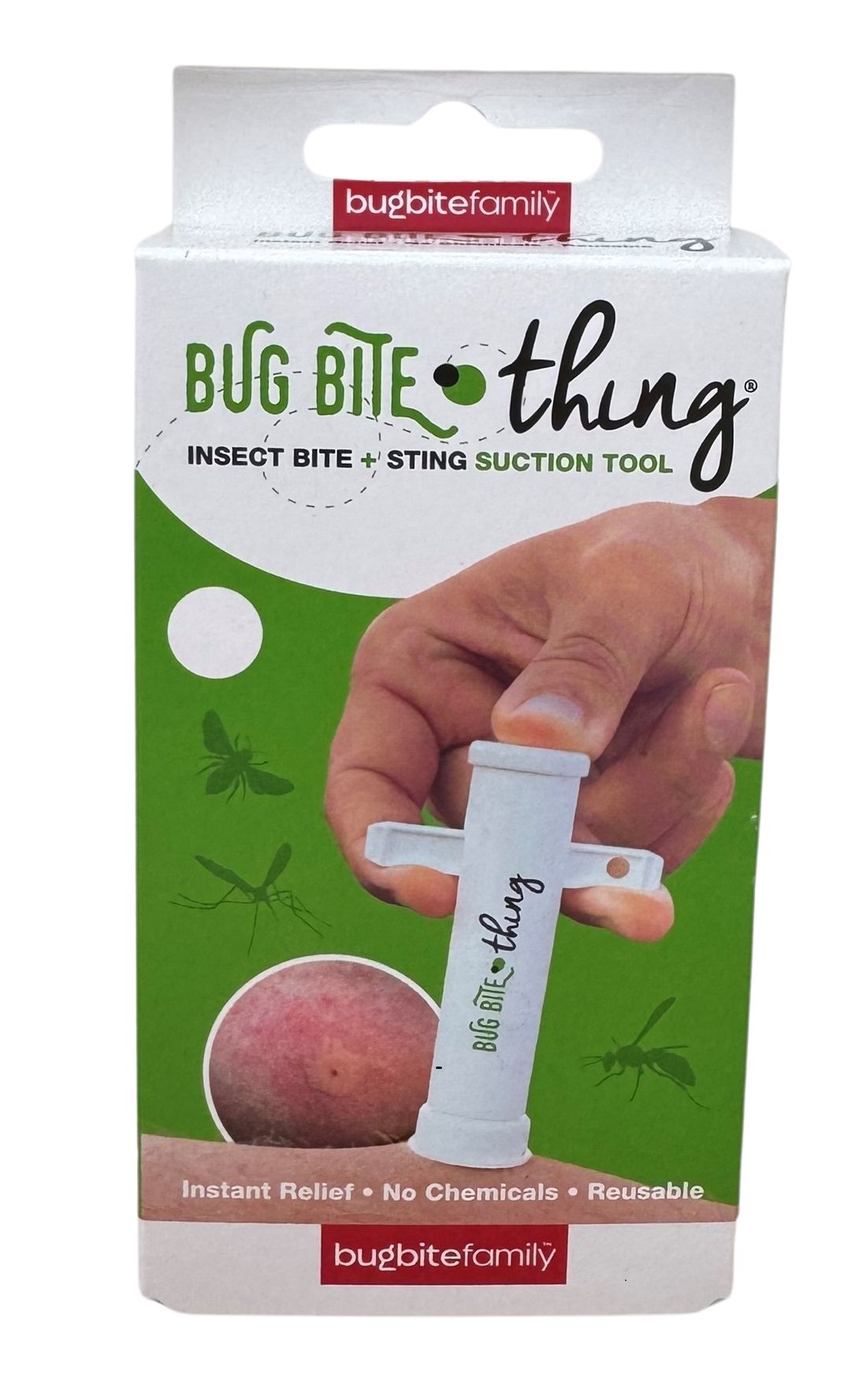 Bug Bite Thing Imutyökalu; käsi käyttää valkoista muovista hyönteispiston imutyökalua punaisella pistokselle iholla; työkalu lieriömäinen mattapinnalla; tuoterasia osittain näkyvissä, tekstillä ”Bug Bite Thing” vihreällä ja mustalla tikkukirjasimella, viittaa välittömään helpotukseen ja uudelleenkäytettävyyteen; tausta tasainen valkoinen; käsi käyttää valkoista imutyökalua punaisella pistoksella, kuten Bug Bite Thing -rasiassa esitetty, tehokas hyönteispiston lievitystuote