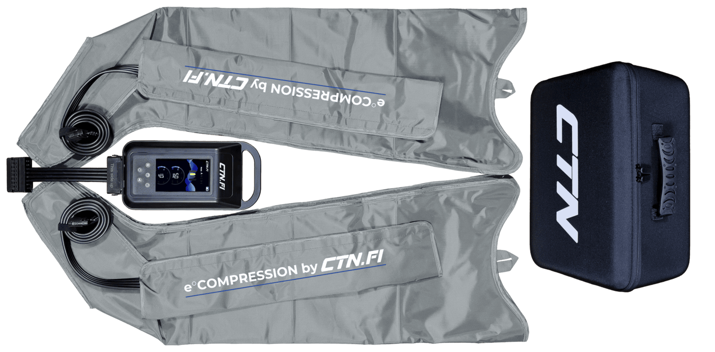 CTN e°COMPRESSION Kompressiolahkeet: kaksi harmaata CTN-kompressiolahjetta letkuineen, musta ohjausyksikkö ja musta kantolaukku aseteltuna siististi valkoiselle taustalle; lahkeet ovat pitkät ja sylinterimäiset kiinnitetyin läpinäkyvin letkuin; ohjausyksikkö on suorakulmainen, mattamusta pyöristetyin kulmin ja pienin näkyvin painikkein; kantolaukku on pehmytreunainen, mattamusta, suorakulmainen vetoketjullinen; muita esineitä tai tekstiä ei näy, ei ihmisiä kuvassa.