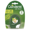 Canderel Stevia Tabs; Canderel with Stevia -makeutustablettipakkaus vihreässä muovisessa läpipainopakkauksessa kiiltopinnalla ja pyöristetyin reunoin, etupuolella kuva valkoisesta kahvikupista ja vihreistä lehdistä; lihavoitu valkoinen etikettiteksti lukee ”100 + 20 tablets” ja ”0 calorie”; ei ihmisiä tai käsiä; tausta tasainen, tuote keskitettynä tavanomaisessa tuotekuvassa.