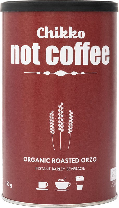 Chikko Orzo Viljakahvi; sylinterin muotoinen peltirasia tekstillä Chikko not coffee, kuvituksena vehnää ja kuppeja, sisältää luomupaahdettua pikaohrajuomaa valmistettuna ohran ja orzon pohjalta; rasia mattapintainen, beige ruskein korostuksin; tuote-etiketti käyttää lihavoitua groteskikirjasinta mustana ja ruskeana; ei ihmisiä tai käsiä; tausta valkoinen, kuva otettu hieman viistosta näyttäen etu- ja sivuosan.