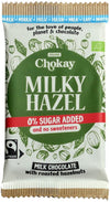 Chokay Milky Hazel -maitosuklaapatukka paahdetuin hasselpähkinöin, merkitty 0% lisättyä sokeria ja ilman makeutusaineita, vihreässä ja valkoisessa mattapakkauksessa painetuin hasselpähkinäkuvituksin. Reilun kaupan ja luomusertifikaattilogot ovat näkyvissä. Pakkaus on suorakulmainen. Pääteviivatonta fonttia eri painoin näkyy etupuolella. Ihmisiä tai käsiä ei näy; tuote on kuvattu pelkistettyä taustaa vasten suoraviivaisessa tuotekuvassa.
