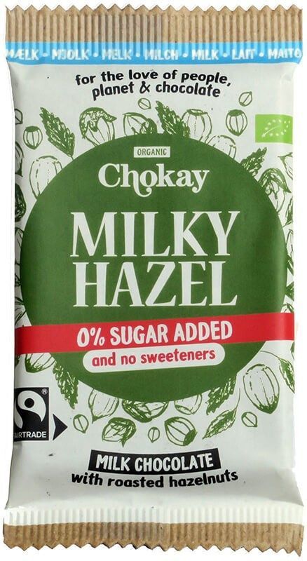Chokay Luomu Hasselpähkinä Maitosuklaa; Chokay Milky Hazel -maitosuklaapatukka paahdetuin hasselpähkinöin, teksti 0 % lisättyä sokeria ja ei makeutusaineita; vihreä-valkoinen mattapakkaus painetuin hasselpähkinäkuvituksin; Fairtrade- ja luomusertifiointilogot näkyvissä; pakkaus suorakaiteen muotoinen; eri painoista groteskitekstiä etuosassa; ei ihmisiä tai käsiä; vaalea tausta, tavanomainen tuotekuva.