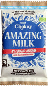 Chokay Luomu Maitosuklaa; Chokay Amazing Milk -maitosuklaapatukka sinis-valkoisessa pakkauksessa, teksti 0 % lisättyä sokeria ja ei makeutusaineita, kermainen maitosuklaa hienoisella vaniljalla; pakkauksessa ylpeästi esillä Fairtrade- ja luomusertifiointilogot; mattakääre eri painoisin groteskitekstein, suorakaiteen muoto; ei ihmisiä tai käsiä; tuote keskitetty vaalealle taustalle tasaisessa valaistuksessa.