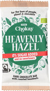 Chokay Luomu Tumma Hasselpähkinä Suklaa; Chokay Heavenly Hazel -tumma suklaapatukka paahdetuin hasselpähkinöin, teksti 0 % lisättyä sokeria ja ei makeutusaineita, vihreä-valkoinen mattapakkaus; etuosassa hasselpähkinäviivapiirroksia, groteskiteksti, Fairtrade- ja luomulogot; suorakaiteen muoto; ei ihmisiä tai käsiä; vaalea tausta, tuote kuvattu edestä tasaisella alustalla.