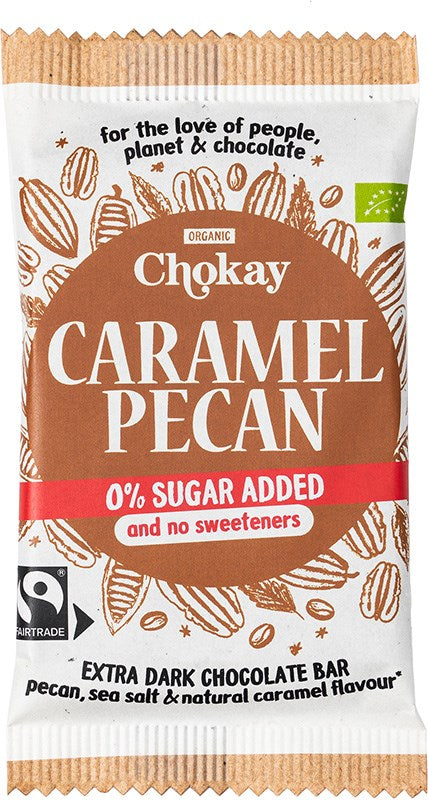 Chokay Luomu Tumma Karamelli & Pekaani Suklaa; suorakaiteen muotoinen suklaakääre nimellä A Chokay Caramel Pecan, tumma suklaa, 0 % lisättyä sokeria, Fairtrade ja luomu; maininnat pekaanipähkinästä, merisuolasta ja luonnollisesta karamellin mausta; ruskea-valkoinen mattapakkaus pekaanikuvituksin; groteskifontit; ei ihmisiä tai käsiä; neutraali tausta, studiokuva.