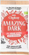 Chokay Luomu Tumma Suklaa 54 %; Chokay Amazing Dark -suklaapatukan kääre puna-valkoisella designilla, teksti 0 % lisättyä sokeria, tumma suklaa hienoisella vaniljalla; pakkauksessa Fairtrade- ja luomulogot; kääre suorakaiteen muotoinen, mattapinta, lihavoitu groteskifontti pääteksteissä; ei ihmisiä tai käsiä; kuvattu keskitetysti vaalealla taustalla.