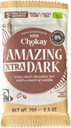 Chokay Luomu Tumma Suklaa 65 %; Chokay Amazing Extra Dark -suklaapatukka, 70 g, luomu, vegaaninen ja gluteeniton, ilman lisättyä sokeria tai makeutusaineita; suorakaiteen muotoinen pakkaus ruskean ja beigen sävyisenä mattapinnalla; kääreessä valkoista groteskitekstiä ja yksityiskohtaisia kaakaopalkokuvituksia; ei ihmisiä tai käsiä; vaalea tausta, tavanomainen tuotekuva.