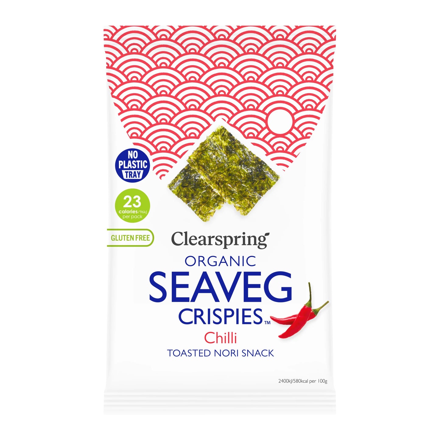 Clearspring Luomu Merileväsnack Chili; pakkaus Clearspring Organic Seaveg Crispies Chilli Toasted Nori Snack -tuotetta, kuvassa kaksi luomumerilevälastua, chilipaprikan kuvitus ja tuotetiedot valkoisella pohjalla punaisin aaltokuvioin yläreunassa; suorakulmainen mattapintainen pakkaus, tuotenimi ja tiedot lihavalla groteskitekstillä; ei ihmisiä tai käsiä näkyvissä.