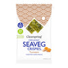 Clearspring Luomu Merileväsnack Kurkuma; pakkaus Clearspring Organic Seaveg Crispies -kurkumanmakuista tuotetta; etupuolella kuvia paahdetuista noriarkeista ja kurkumajuuresta valkoisella mattapohjalla; pakkaus on suorakulmainen oranssein yksityiskohdin; merkinnät kertovat muovittomasta tarjottimesta, 23 kalorista, gluteenittomuudesta ja luomusta; merkin nimi lihavalla groteskifontilla; kuvassa vain tuote, ei ihmisiä tai käsiä.