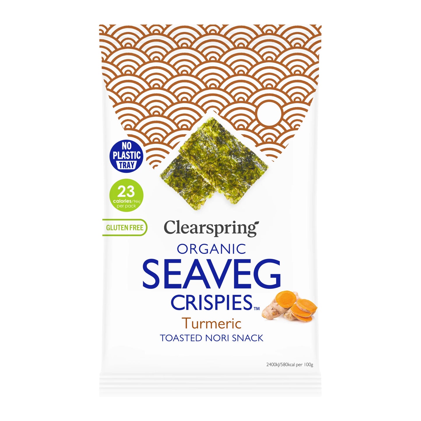 Clearspring Luomu Merileväsnack Kurkuma; pakkaus Clearspring Organic Seaveg Crispies -kurkumanmakuista tuotetta; etupuolella kuvia paahdetuista noriarkeista ja kurkumajuuresta valkoisella mattapohjalla; pakkaus on suorakulmainen oranssein yksityiskohdin; merkinnät kertovat muovittomasta tarjottimesta, 23 kalorista, gluteenittomuudesta ja luomusta; merkin nimi lihavalla groteskifontilla; kuvassa vain tuote, ei ihmisiä tai käsiä.