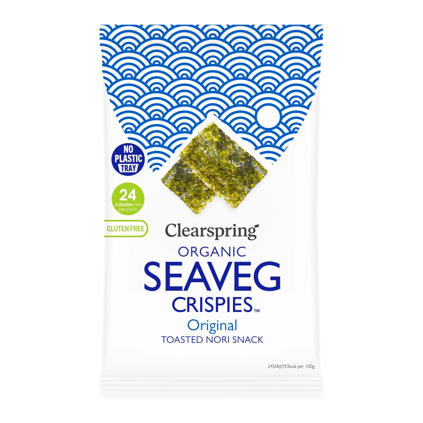 Clearspring Luomu Merileväsnack; valkoinen pakkaus Clearspring Organic Seaveg Crispies, Original Toasted Nori Snack, sinisin aaltokuvioin, kaksi noriarkkia esillä sekä merkinnät gluteenittomuudesta, 24 kalorista ja muovittomasta tarjottimesta; pääteksti lihavalla groteskikirjasimella; tausta valkoinen ja tasaisesti valaistu; ei ihmisiä tai käsiä näkyvissä; ravinteikas merileväsnack on valmistettu luomuraaka-aineista.