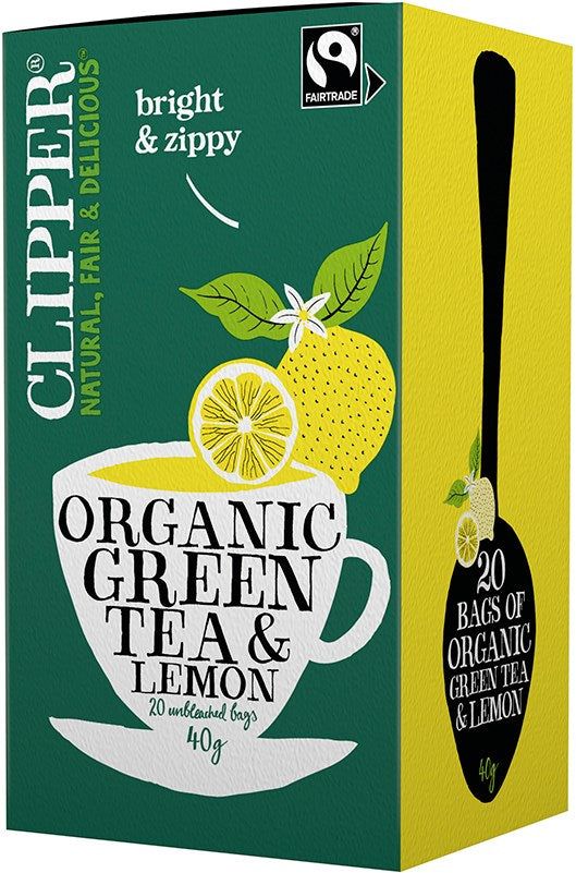 Clipper Organic Green Tea & Lemon; vihreä rasia, jossa teekuppi sitruunaviipaleiden ja lehtien kanssa, merkintä Fairtrade- ja luomusertifioinnista sekä 20 valkaisematonta teepussia; suorakulmainen, mattapintainen pahvipakkaus; pääteksti valkoisella groteskikirjasimella vihreällä pohjalla; Fairtrade- ja luomulogot näkyvissä; ei taustaympäristöä tai ihmisiä, tuote keskitetty kuvassa.