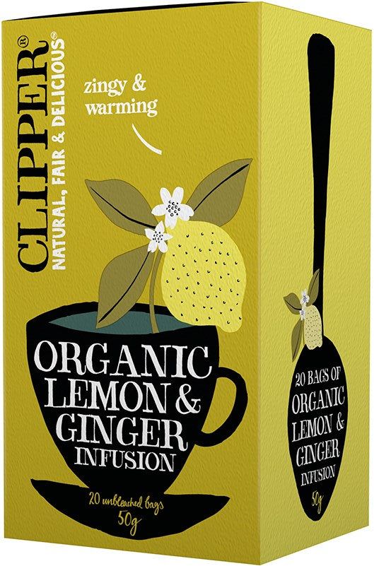 Clipper Organic Lemon & Ginger Infusion -yrttitee; keltainen rasia, jossa sitruuna lehtineen ja valkoinen kukka mustan teekuppikuvituksen yläpuolella; suorakulmainen, mattapintainen pakkaus; painettu teksti näyttää tuotenimen lihavoiduin suuraakkosin ja mainitsee 20 valkaisematonta pussia; vaalea tausta, ei ihmisiä.