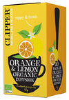 Keltainen laatikko Clipper Orange & Lemon Organic Infusion -teetä, jossa on kuvituksia kokonaisista ja viipaloiduista sitruunoista, appelsiiniviipale ja mustan teekupin kuvitus painettuna mattapahville. Laatikko on suorakulmainen lihavoiduin pääteviivattomin kirjaimin valkoisena ja mustana. Luettavassa etiketissä mainitaan 20 muovitonta luomuteepussia. Tuote on kuvattu pelkistetyllä taustalla ilman ihmisiä tai rekvisiittaa.