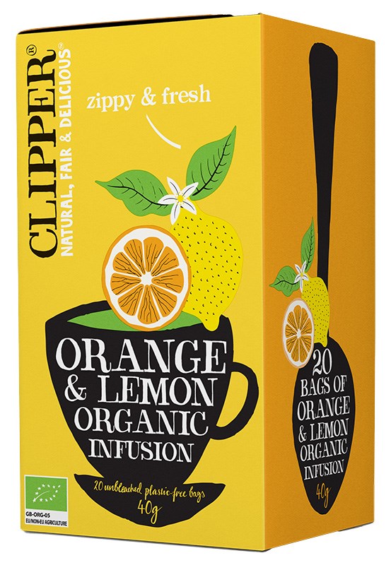 Keltainen laatikko Clipper Orange & Lemon Organic Infusion -teetä, jossa on kuvituksia kokonaisista ja viipaloiduista sitruunoista, appelsiiniviipale ja mustan teekupin kuvitus painettuna mattapahville. Laatikko on suorakulmainen lihavoiduin pääteviivattomin kirjaimin valkoisena ja mustana. Luettavassa etiketissä mainitaan 20 muovitonta luomuteepussia. Tuote on kuvattu pelkistetyllä taustalla ilman ihmisiä tai rekvisiittaa.