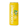 Coconaut Kookosvesi Ananas: keltainen tölkki tekstillä "COCONAUT pineapple young coconut water" ananasmehulla, kuvitettu astronautti pitelee ananasta ja kookospähkinää; pinta vaikuttaa kiiltävältä; tölkki on sylinterimäinen tavanomaisin juomatölkkimitoin; lihavoitu groteskikirjasin pääteksteille ja sanalle "GOHIGHER!" sekä tuotetiedoille; ei ihmisiä tai käsiä näkyvissä, tausta ei ole näkyvissä kuvassa.