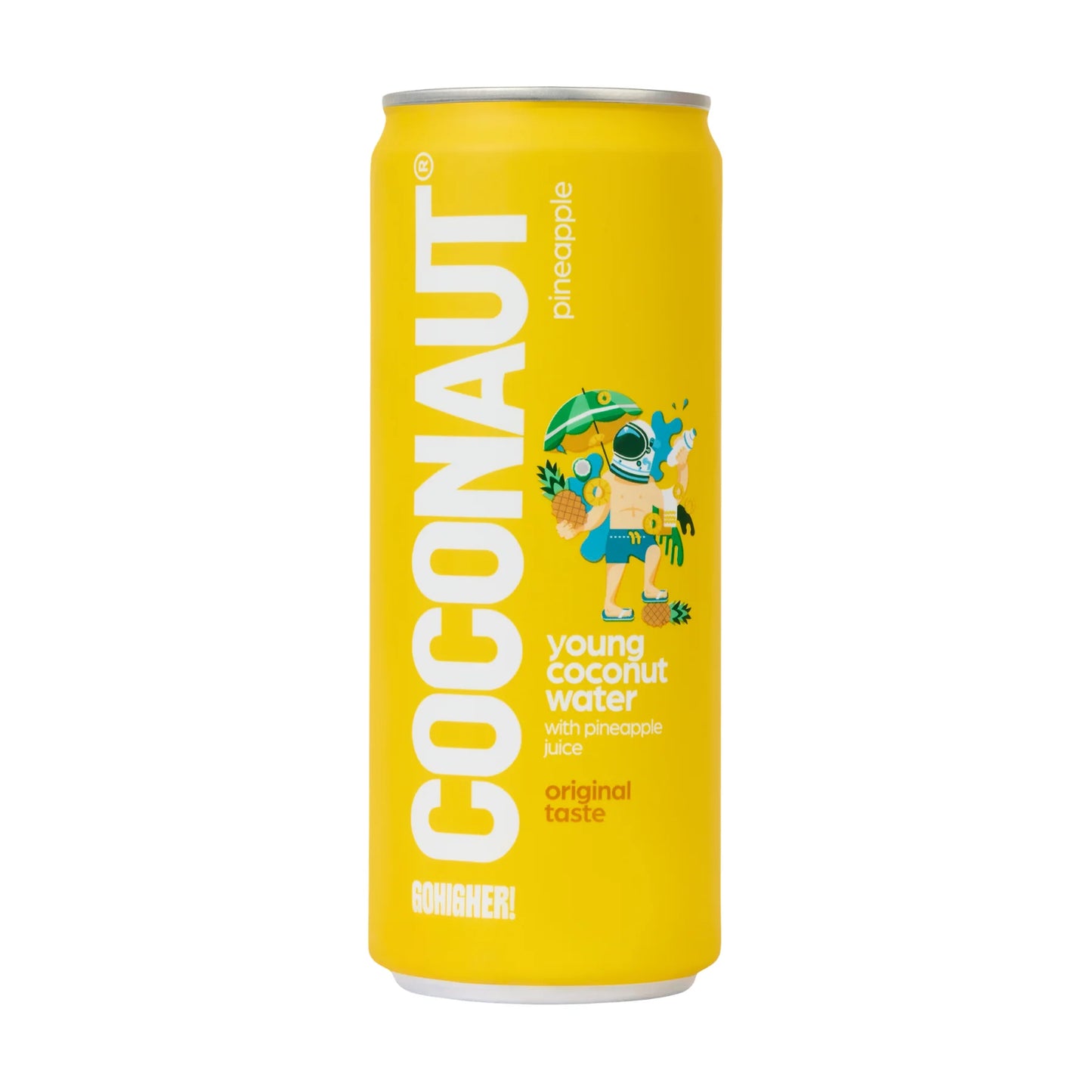 Coconaut Kookosvesi Ananas: keltainen tölkki tekstillä "COCONAUT pineapple young coconut water" ananasmehulla, kuvitettu astronautti pitelee ananasta ja kookospähkinää; pinta vaikuttaa kiiltävältä; tölkki on sylinterimäinen tavanomaisin juomatölkkimitoin; lihavoitu groteskikirjasin pääteksteille ja sanalle "GOHIGHER!" sekä tuotetiedoille; ei ihmisiä tai käsiä näkyvissä, tausta ei ole näkyvissä kuvassa.