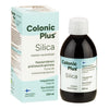 Colonic Plus Silica -pullo ja pakkaus; suomalainen vegaaninen ravintolisä, sisältää piitä; pakkaus valkoinen ja vaaleansininen, teksti suomeksi ja ruotsiksi; tumma pullo valkoisella muovikorkilla ja mattapinnalla; laatikko suorakulmainen samaa väritystä; etiketin fontit tekstausvapaita ja keskitetysti aseteltuja; tausta neutraali ja tasainen; tuote kuvattu edestä, ei ihmisiä tai käsiä näkyvissä.
