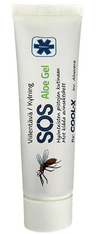 Cool-X SOS Aloe Gel, valkoinen tuubi sinisin ja vihrein tekstein, lääketieteellinen risti-symboli ja piirretty hyttyskuva; tuubin pinta sileä ja mattaa, kulmat pyöristetyt; kaikki etikettiteksti painettu selkeällä groteskifontilla; tausta valkoinen, ei ihmisiä, käsiä eikä muita esineitä näkyvissä.