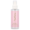 Cosmetic Stories Rose Water Face Mist; kirkas suihkepullo, pinkki etiketti tekstillä Cosmetic Stories Rose Water: Soothing & Hydrating Organic Face Mist, 100 ml – 3.5 fl oz; pullo lieriömäinen, muovinen suihkesuutin ja läpinäkyvä korkki; groteskifontti valkoisin ja tummanpinkein kirjaimin; ei ihmisiä tai käsiä; vaalea, yksinkertainen tausta, tavanomainen tuotekuva.
