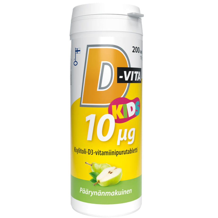 D-Vita 10 µg Kids Päärynä; astia D-Vita Kids -D3-vitamiinipurutabletteja vihreän omenan maulla, kirkkaan keltaisin ja vihrein värein sekä iloisin kuvin vihreistä omenista etiketissä, sopii lasten päivittäisen hyvinvoinnin tueksi; sylinterinmuotoinen muovipullo kiiltäväpinnalla; pääetiketin teksti lihavalla groteskifontilla; vihreiden omenoiden kuvaus näkyvästi esillä; valkoinen studiotausta, ei ihmisiä tai käsiä näkyvissä.