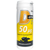 D-Vita 50 µg Salmiakki; valkoinen ja keltainen muoviastia mattapinnalla, merkitty D-Vita 50 µg; sylinterinmuotoisessa astiassa etiketissä kuvia mustista, pyöreistä tableteista; typografia on lihava ja groteski, teksti suomeksi mainiten ksylitolin, D3-vitamiinin ja suolaisen lakritsin maun; tuote seisoo yksivärista taustaa vasten; ei ihmisiä tai käsiä näkyvissä.