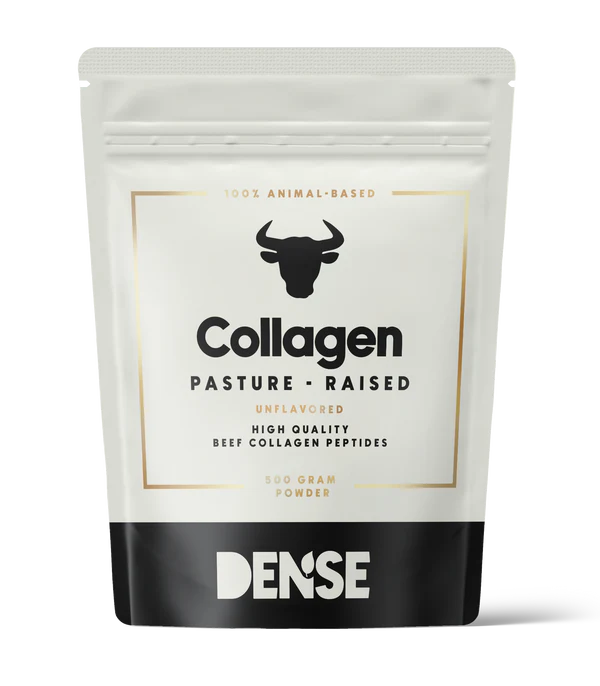 DENSE Nautakollageeni; valko-musta pussi merkitty Collagen Pasture-Raised, kuvituksena lehmän pää ja teksti DENSE alaosassa; mattapintainen pakkaus on pystysuoran suorakulmainen leveällä yläsaumalla; typografia on lihavoitua groteskia selkeine kontrasteineen otsikon ja tietojen välillä; luettavassa pakkaustekstissä mainitaan mauton, laidunkasvatettu naudan kollageenipeptidi, 500 grammaa; tuote yksin valkoisella taustalla, ei ihmisiä tai rekvisiittaa.