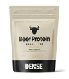 DENSE Nautaproteiini Maustamaton; beige ja musta uudelleensuljettava pussi, merkitty Beef Protein Grass-Fed, sonnin pään kuvake; pussi on mattapintainen, suorakulmainen ja seisoo pystyssä; typografia mustaa ja valkoista groteskia; alareunassa näkyvät avainsanat Unflavored, 500 gram powder ja Dense; ei ihmisiä tai käsiä näkyvissä; tausta valkoinen tasaisessa valaistuksessa.