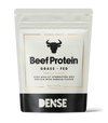 DENSE Nautaproteiini Vanilja; valkoinen ja musta pussi, merkitty Beef Protein Grass-Fed Vanilla Flavor, sonnikuvake, sisältää 500 g DENSE-merkin hydrolysoitua nautaproteiinijauhetta eläinperäiseen ravitsemukseen; pussi on suorakulmainen mattapinnalla ja seisoo pystyssä; etiketin typografia lihavaa, groteskia mustaa tekstiä pääosassa ja pienempää kultaista kirjoitusta; ei ihmisiä tai rekvisiittaa näkyvissä; tuote kuvattu vaaleaa taustaa vasten suoraan edestä.