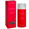 Detria Arbutin Kasvovesi; punainen Detria Arbutin Kasvovesi Softening Toner -pullo sekä vastaava pakkaus, joissa painettuja kuvia marjoista ja pieni Suomen lipun symboli; molemmat kiiltäväpintaisia; etikettiteksti groteskifontilla; tuotteet pystyssä vaalealla, kevyellä taustalla, ei ihmisiä tai muita esineitä eikä toimintaa.