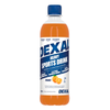 Dexal Heavy Tankkausjuomatiiviste Appelsiini; pullo Dexal Heavy Sports Drink -tankkausjuomatiivistettä appelsiinin maussa, sininen ja valkoinen etiketti dynaamisin tekstein ja appelsiiniviipalekuvituksin; eloisa oranssi juoma kirkkaassa muovipullossa valkoisella korkilla; etiketissä lihavoitua modernia typografiaa, ”Dexal” näkyvin tekstinä; pullon pinta kiiltävä; ei ihmisiä tai käsiä näkyvissä; tausta tasainen valkoinen, tuote keskitettynä silmien tasolta kuvattuna.