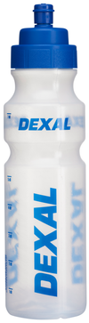 Dexal Juomapullo 750 ml; kirkas muovinen urheilujuomapullo sinisellä korkilla, sana ”DEXAL” painettuna sinisin kirjaimin sekä pysty- että vaakasuunnassa pullon kylkeen; pinta kiiltävä, muoto lieriömäinen; vasemmalla puolella näkyvissä millilitramerkinnät; tausta tasainen; ei ihmisiä tai käsiä näkyvissä; käytännölliset millilitramerkinnät helpottavat annostelua.