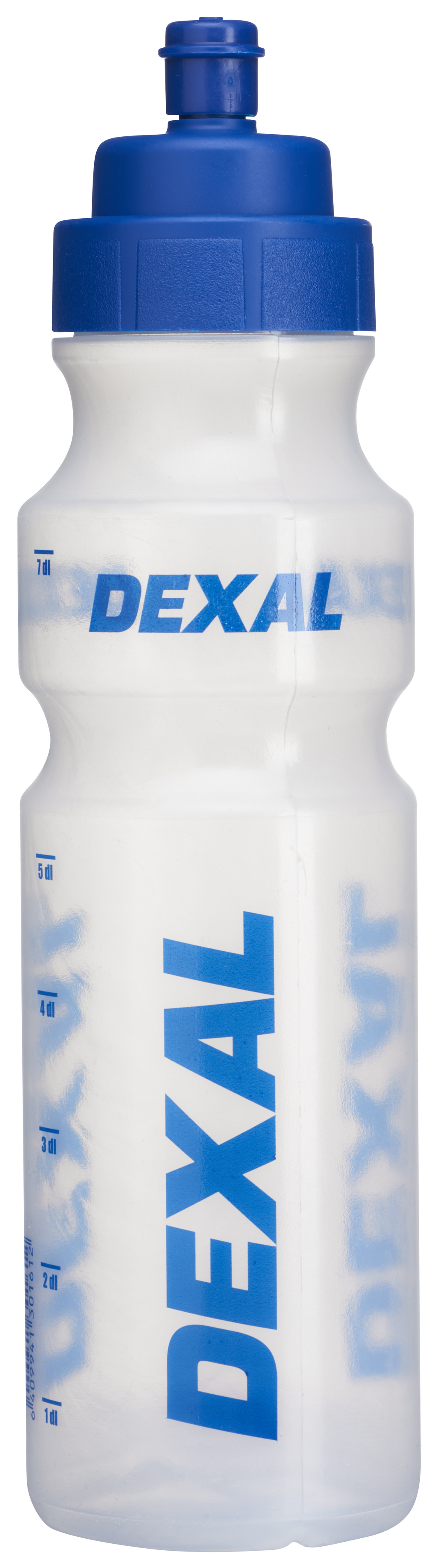 Dexal Juomapullo 750 ml; kirkas muovinen urheilujuomapullo sinisellä korkilla, sana ”DEXAL” painettuna sinisin kirjaimin sekä pysty- että vaakasuunnassa pullon kylkeen; pinta kiiltävä, muoto lieriömäinen; vasemmalla puolella näkyvissä millilitramerkinnät; tausta tasainen; ei ihmisiä tai käsiä näkyvissä; käytännölliset millilitramerkinnät helpottavat annostelua.